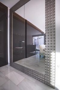 Espejo mural con decoración perimetral con relieve acabado plata vieja