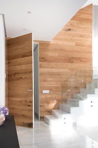 Pared escalera en casa unifamiliar con lamas de madera de roble