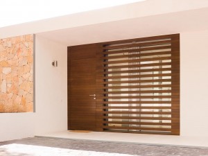 Puerta exterior en madera de iroko