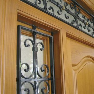 Detalle rejas de hierro en puerta de calle PINETA