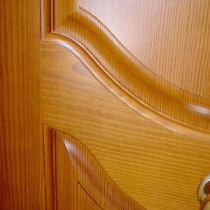 Tableros torneados en puerta de madera exterior Remuñe
