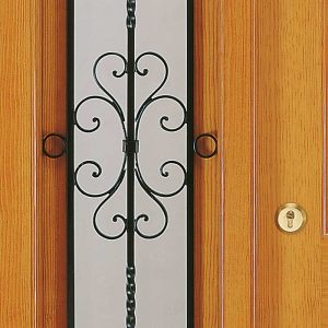 Ventana con forjado en puerta de madera exterior